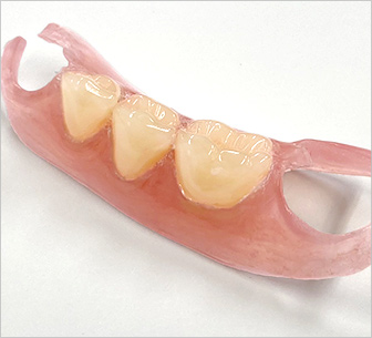 歯肉に近い素材で作成